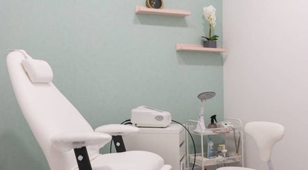 Sala de tratamento moderna no Centro podologico de lisboa, Lisboa, Lisboa, PT com cadeira e equipamentos médicos.