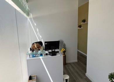 Receção moderna no Centro Podológico de Lisboa, Lisboa, Lisboa, PT, com decoração elegante e iluminada.