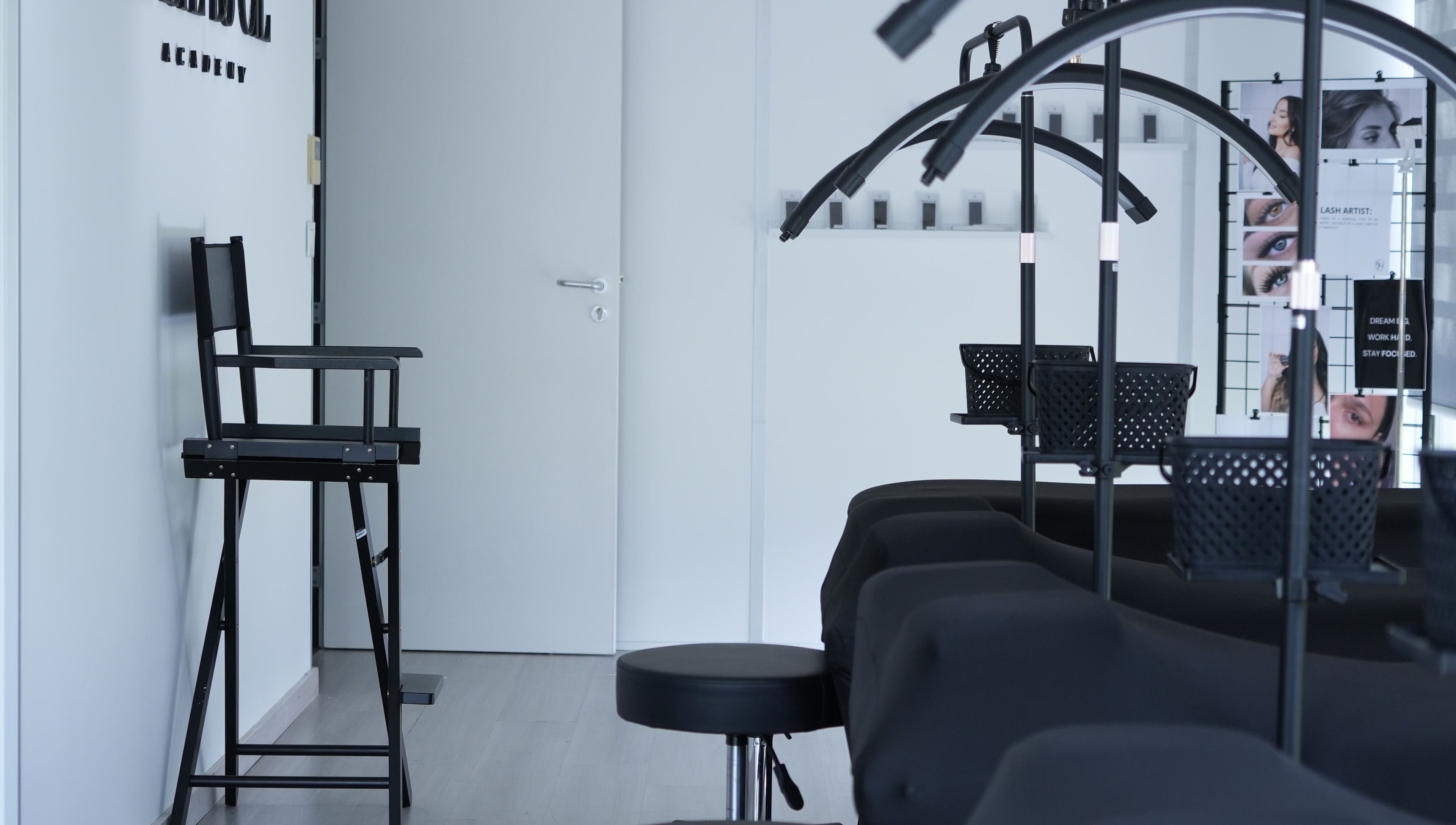 Intérieur moderne de BEAUTÉ DU CIL ACADEMY à Blagnac, Occitanie, FR, avec fauteuils noirs.