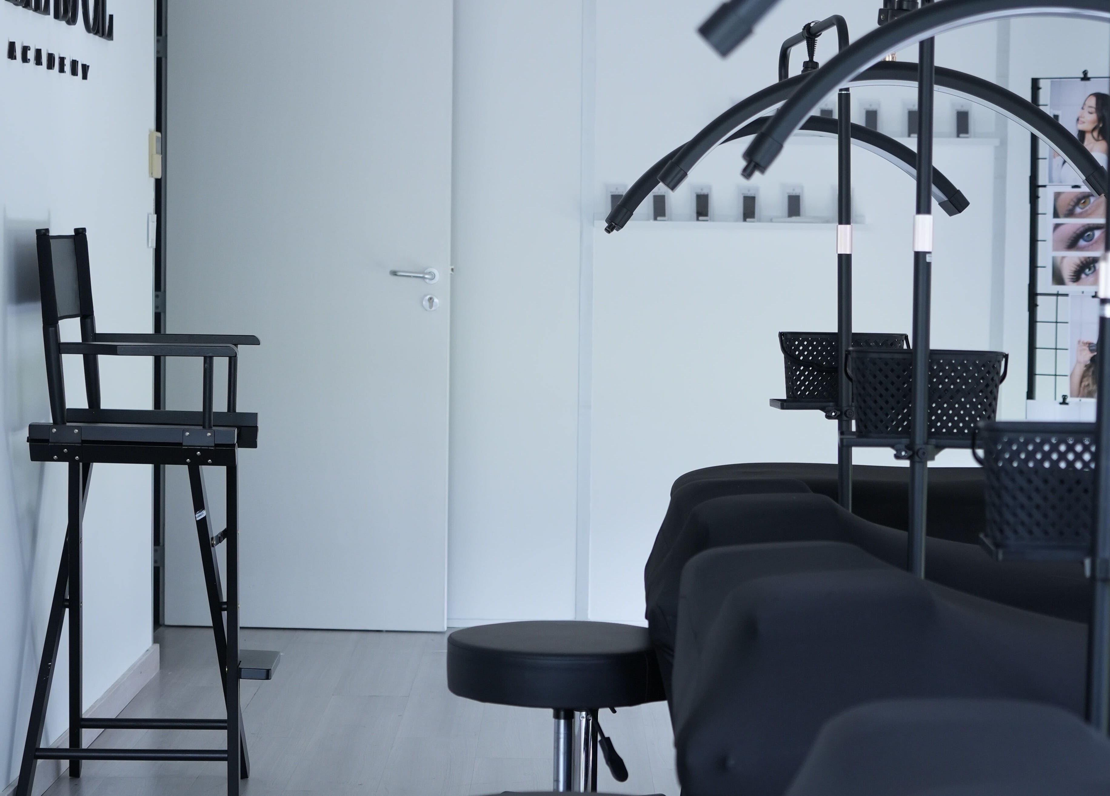 Intérieur moderne de BEAUTÉ DU CIL ACADEMY à Blagnac, Occitanie, FR, avec fauteuils noirs.