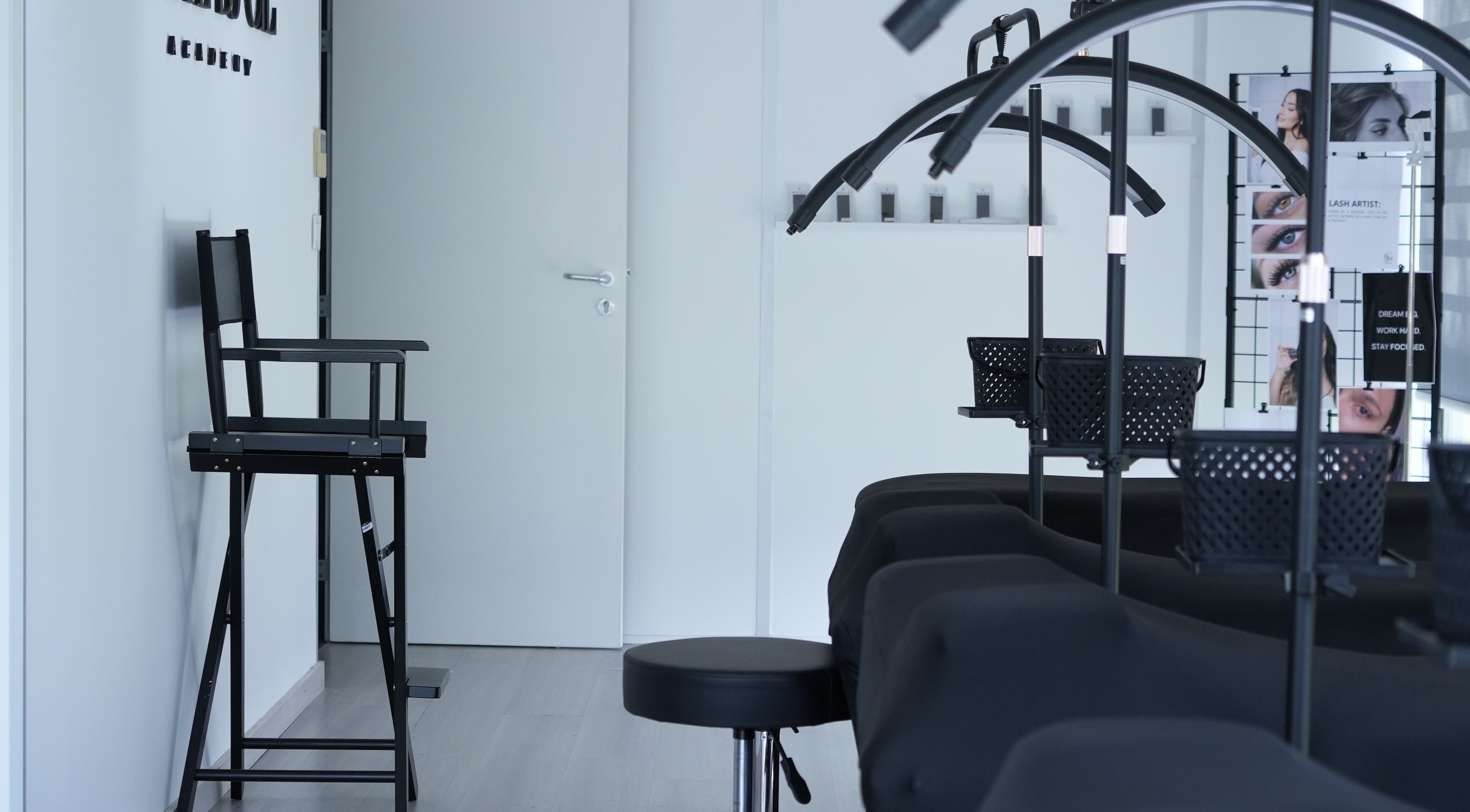 Intérieur moderne de BEAUTÉ DU CIL ACADEMY à Blagnac, Occitanie, FR, équipé de stations esthétiques.