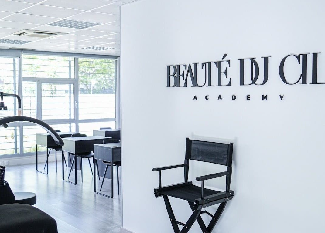 Intérieur moderne de BEAUTÉ DU CIL ACADEMY, Blagnac, Occitanie, FR, avec stations de travail élégantes.