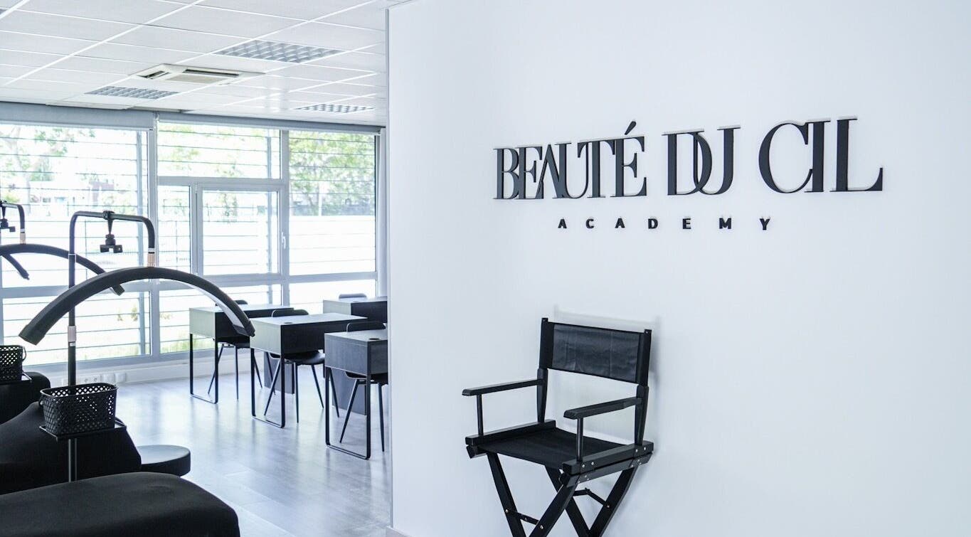 Intérieur moderne de BEAUTÉ DU CIL ACADEMY, Blagnac, Occitanie, FR, avec stations de travail élégantes.