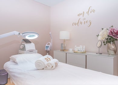 Quarto de tratamento no Majestic Glow, Lisboa, Lisboa, PT, com decoração elegante e equipamentos modernos.