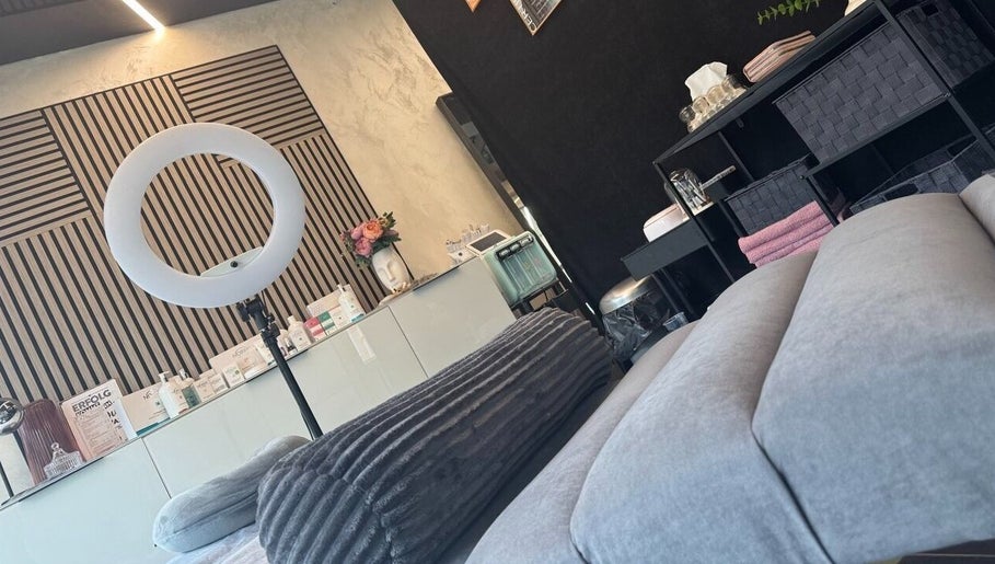 Innenansicht von IH Permanent Beauty in Walldorf, Baden Württemberg, DE mit modernem Lounge-Bereich.
