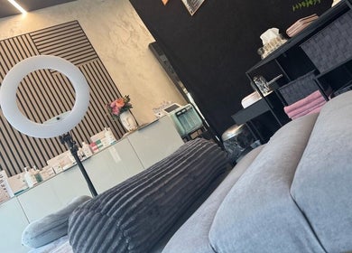 Innenansicht von IH Permanent Beauty in Walldorf, Baden Württemberg, DE mit modernem Lounge-Bereich.
