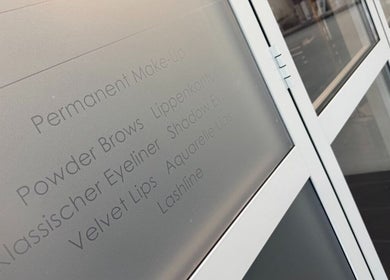 Glasfassade bei IH Permanent Beauty in Walldorf, Baden Württemberg, DE, mit Angeboten wie Permanent Make-Up.