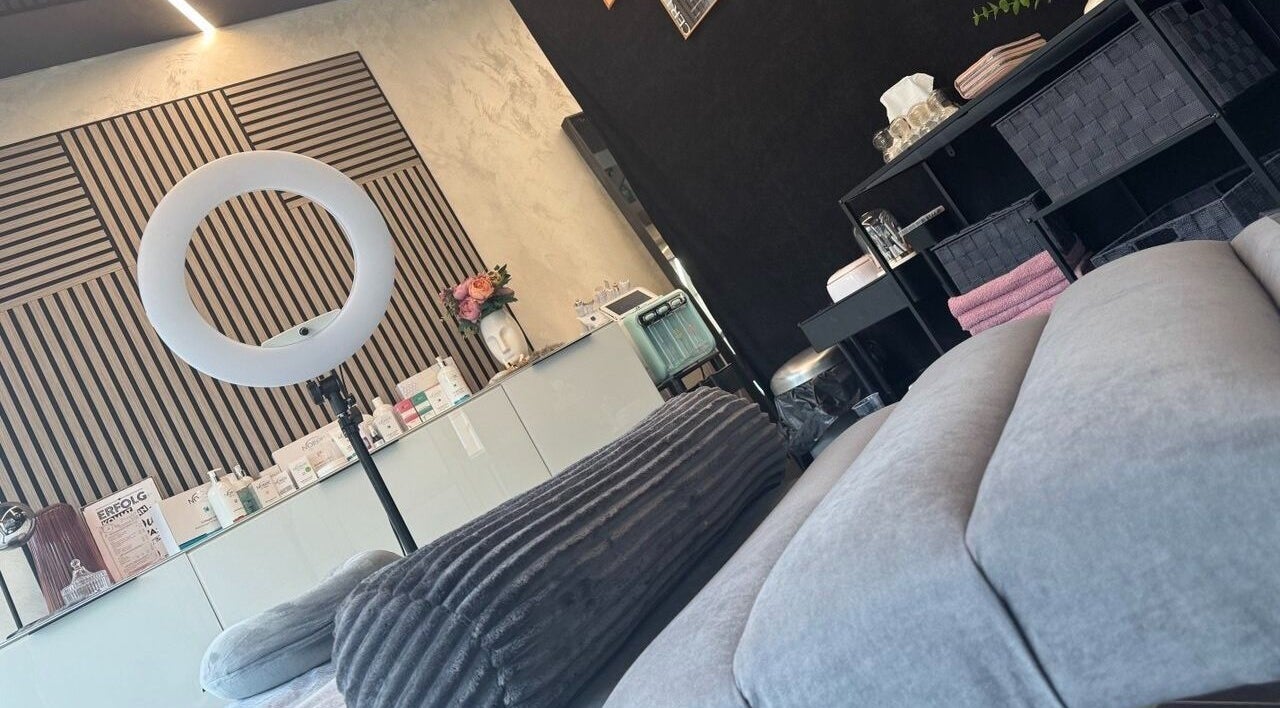 Elegantes Studio bei IH Permanent Beauty, Walldorf, Baden Württemberg, DE, mit modernen Designelementen.