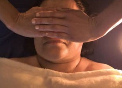 Massage apaisant au Douceur de Soi à Lussat, Auvergne-Rhône-Alpes, FR, promouvant le bien-être et la détente.