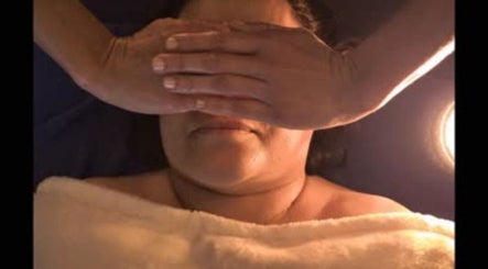 Massage apaisant au Douceur de Soi à Lussat, Auvergne-Rhône-Alpes, FR, promouvant le bien-être et la détente.