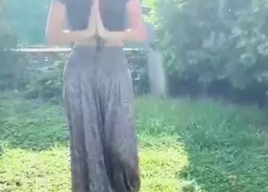 Femme faisant du yoga dans le jardin de Douceur de Soi, Lussat, Auvergne-rhône-alpes, FR.