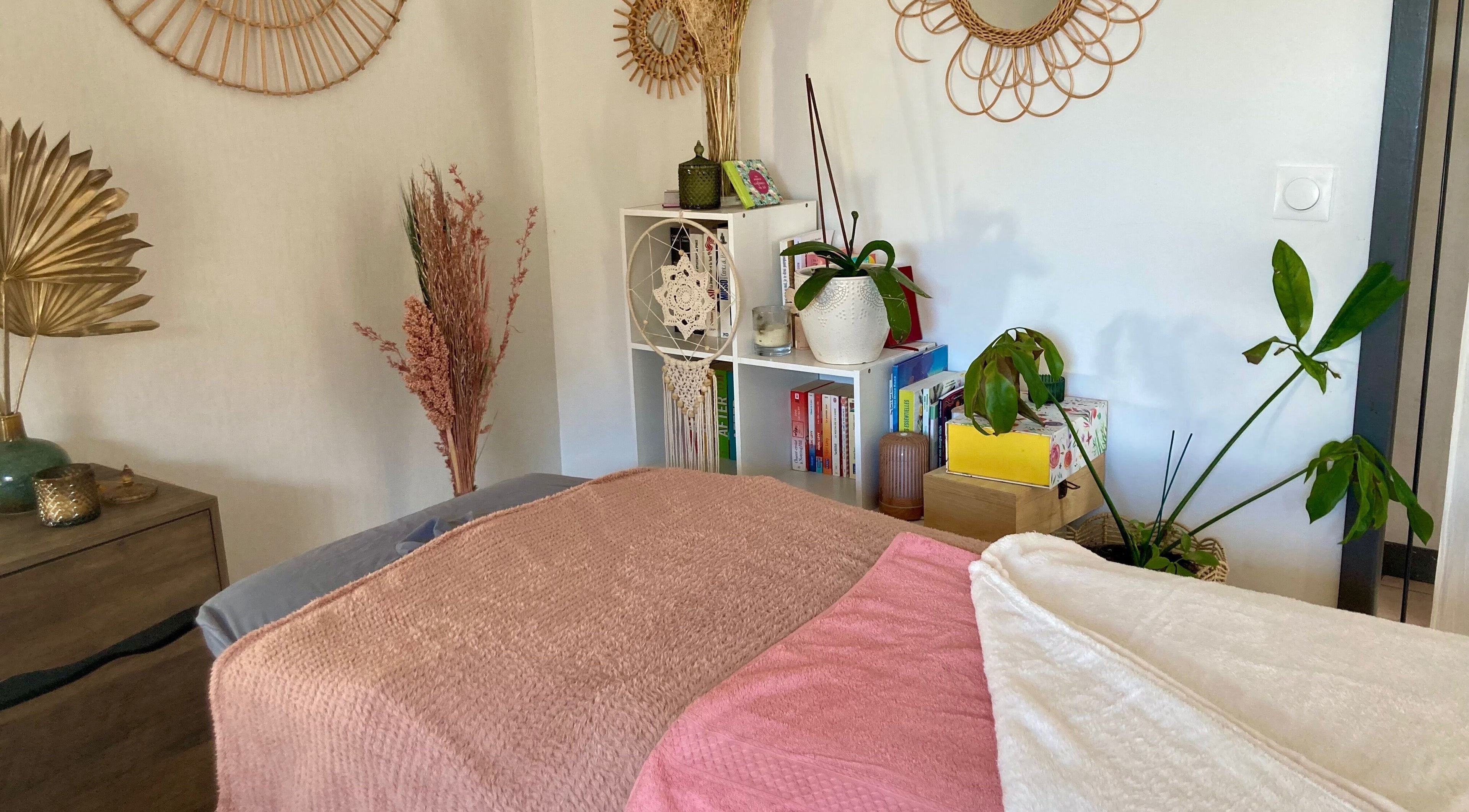 Espace détente Douceur De Soi à Lussat, Auvergne-rhône-alpes, FR, avec déco harmonieuse et plantes apaisantes.