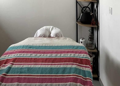 Salle de massage relaxante à Le Cocon D'Elise, Thorée-les-pins, Pays De La Loire, FR.