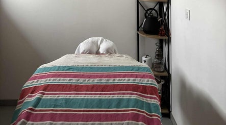 Salle de massage relaxante à Le Cocon D'Elise, Thorée-les-pins, Pays De La Loire, FR.