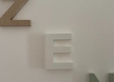 Lettres ZEN sur mur chez Le Cocon D'Elise à Thorée-les-pins, Pays De La Loire, FR.