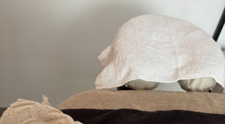 Serviette chaude sur une table de massage à Le Cocon D'Elise, Thorée-les-pins, Pays De La Loire, FR.