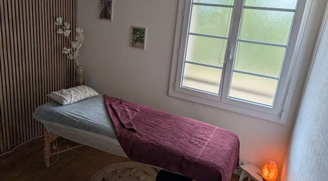 Salle de soin zen chez Marianne PAGNON, Lyon, Auvergne-rhône-alpes, FR avec table de massage cosy.