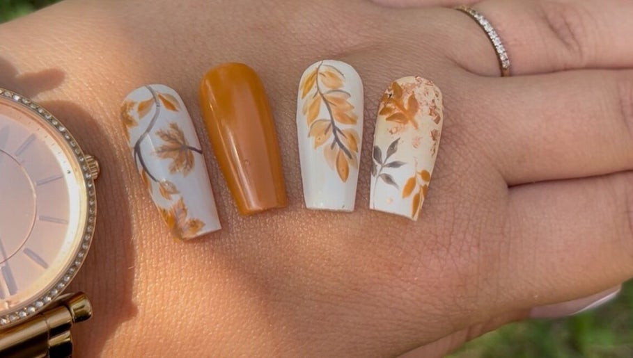 Nail art automnal à Sublima’Elle, Moret-loing-et-orvanne, FR. Design élégant de feuilles et tons ocres.