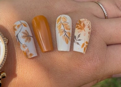 Nail art automnal à Sublima’Elle, Moret-loing-et-orvanne, FR. Design élégant de feuilles et tons ocres.