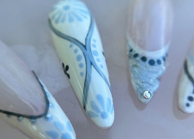 Nail art élégant chez Sublima’Elle à Moret-loing-et-orvanne, FR montrant des motifs floraux délicats.