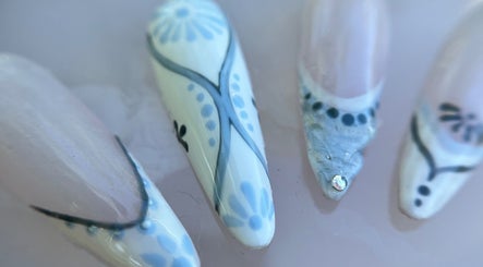 Nail art élégant chez Sublima’Elle à Moret-loing-et-orvanne, FR montrant des motifs floraux délicats.
