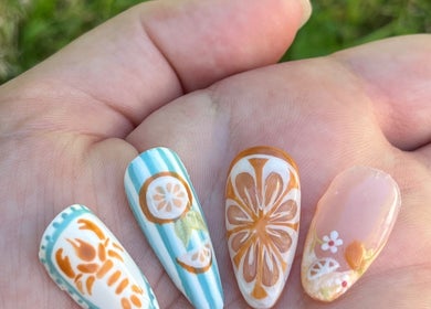 Conception artistique d'ongles colorés chez Sublima’Elle à Moret-loing-et-orvanne, FR.