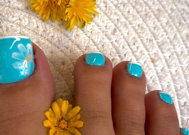 Pédicure turquoise avec fleur chez Sublima’Elle, Moret-loing-et-orvanne, FR.