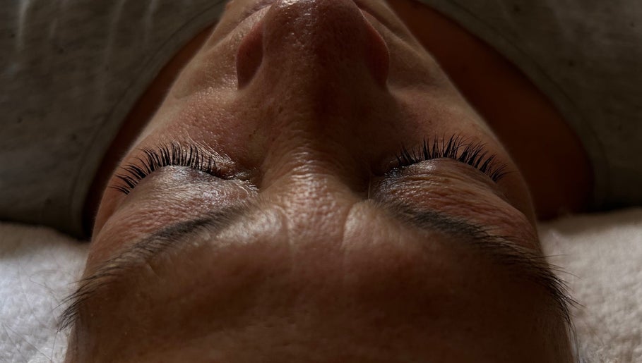 Tratamiento facial relajante en Miminaails, Yuncos, ES, destacando el cuidado de pestañas.