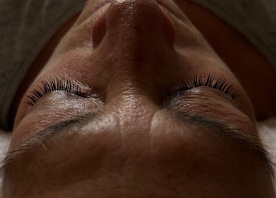 Tratamiento facial relajante en Miminaails, Yuncos, ES, destacando el cuidado de pestañas.