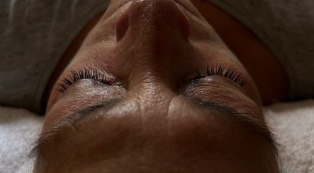 Tratamiento facial relajante en Miminaails, Yuncos, ES, destacando el cuidado de pestañas.