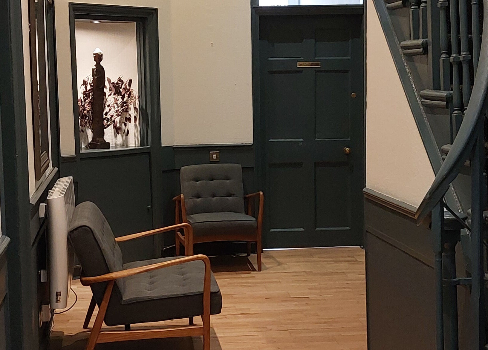 Cozy lobby seating at City Zen Sanctuary, Edinburgh, Scotland, GB with serene decor and a peaceful ambiance.