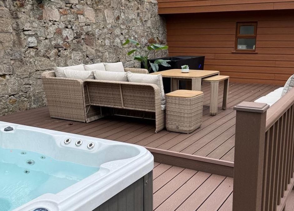 Outdoor seating and hot tub at Croftpark House Spa in Airdrie, Scotland, GB. Perfect for relaxation and tranquility.
