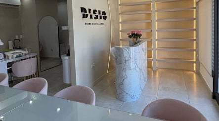 Recepción moderna en Disio Nails, Chihuahua, Chihuahua, MX, con mostrador de mármol y decoración minimalista.