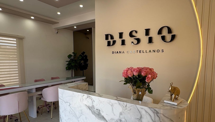 Recepción elegante en Disio Nails, Chihuahua, Chihuahua, MX con decoración moderna.