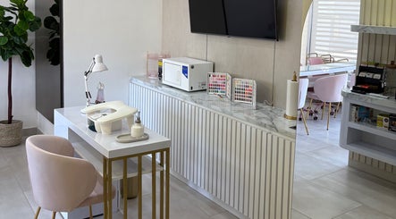 Interior de Disio Nails en Chihuahua, MX con diseño moderno y cómodos asientos.