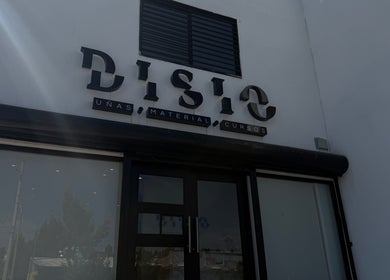 Entrada de Disio Nails en Chihuahua, Chihuahua, MX, mostrando el letrero distintivo.
