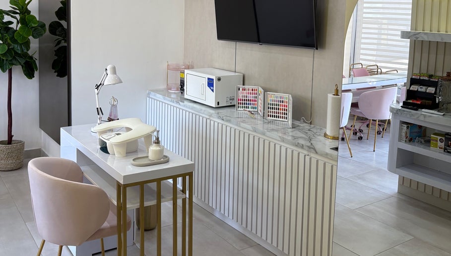 Elegante salón de uñas en Disio Nails, Chihuahua, Chihuahua, MX con decoración moderna.