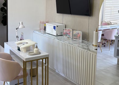 Elegante salón de uñas en Disio Nails, Chihuahua, Chihuahua, MX con decoración moderna.