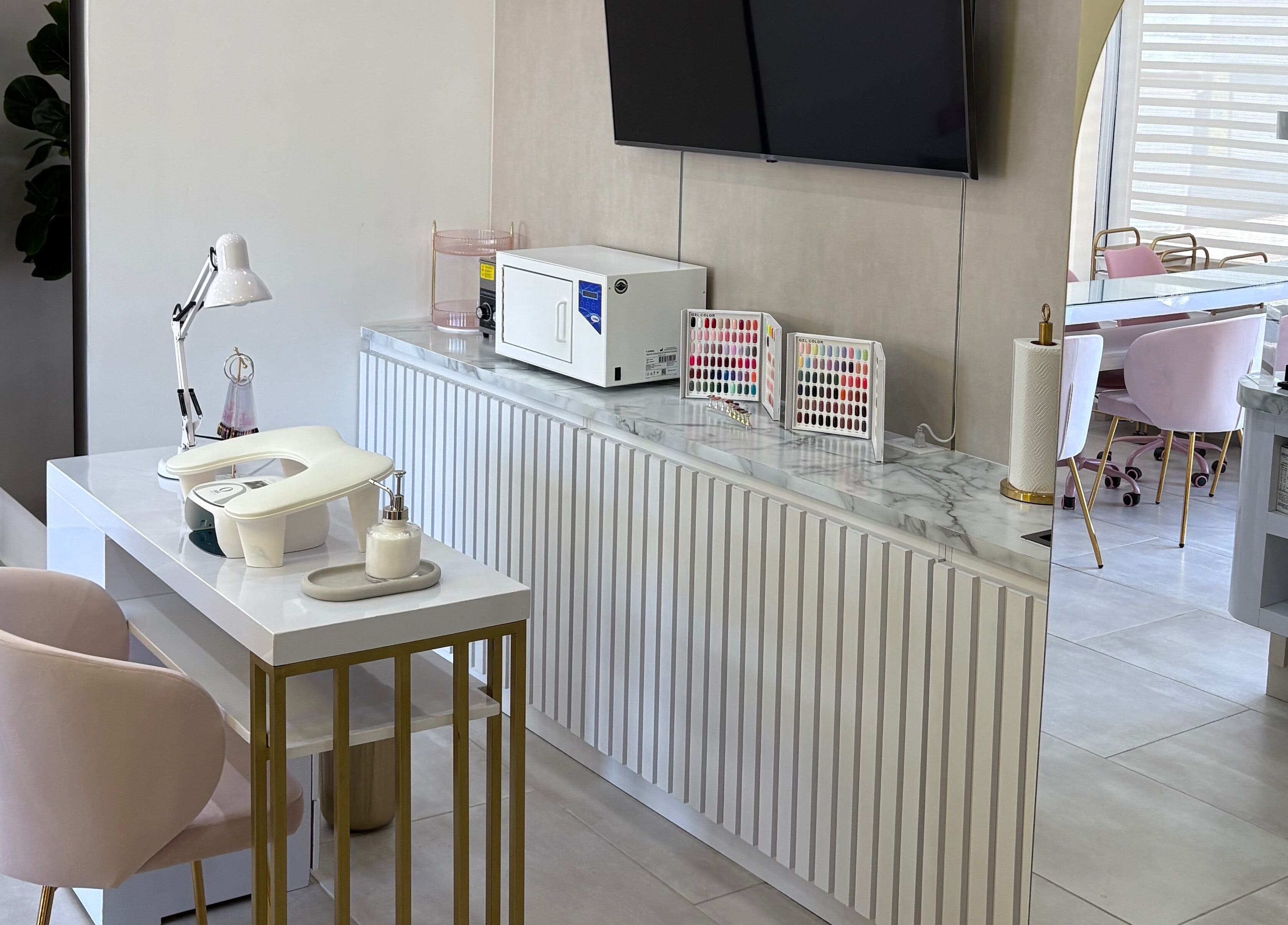 Elegante salón de uñas en Disio Nails, Chihuahua, Chihuahua, MX con decoración moderna.