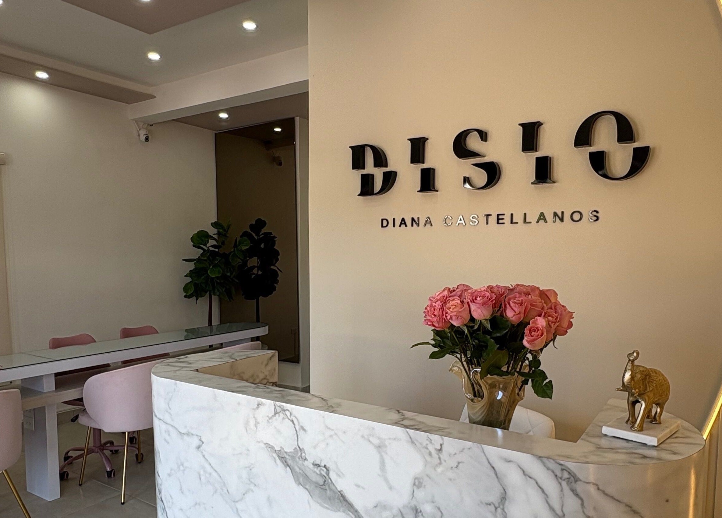 Recepción de Disio Nails en Chihuahua, Chihuahua, MX, con mármol elegante y flores frescas.