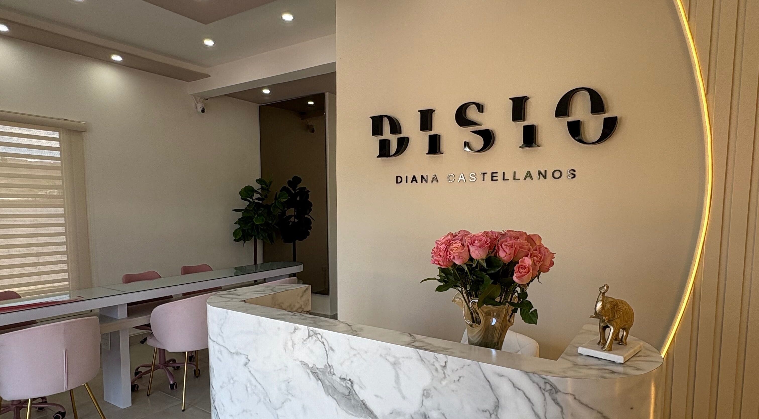 Recepción de Disio Nails en Chihuahua, Chihuahua, MX, con mármol elegante y flores frescas.