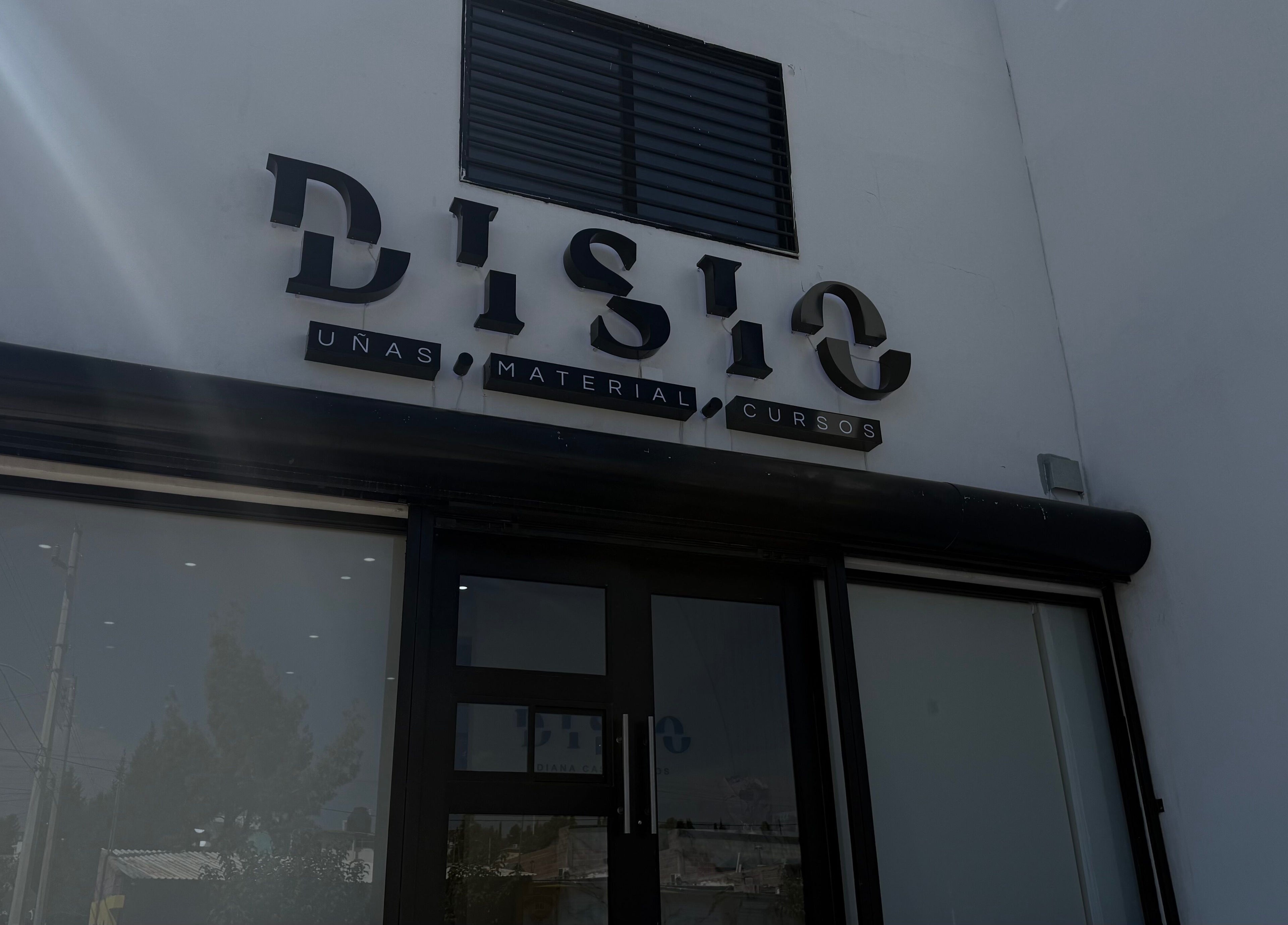 Fachada de Disio Nails en Chihuahua, Chihuahua, MX con letrero visible.
