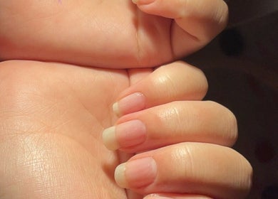 Mains avec ongles bien entretenus à Nails.lou, Faucompierre, Grand Est, FR.