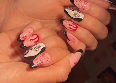 Nail art créatif avec strass à Nails.lou, Faucompierre, Grand Est, FR.