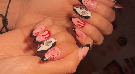 Nail art créatif avec strass à Nails.lou, Faucompierre, Grand Est, FR.