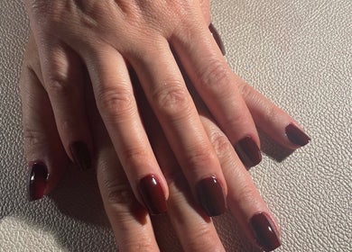 Mains avec vernis bordeaux à Nails.lou, Faucompierre, Grand Est, FR.