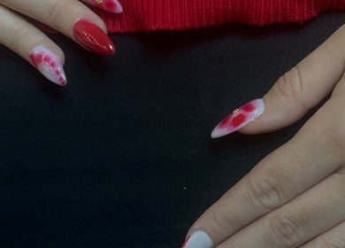 Ongles rouges élégants et motifs floraux à Nails.lou, Faucompierre, Grand Est, FR.