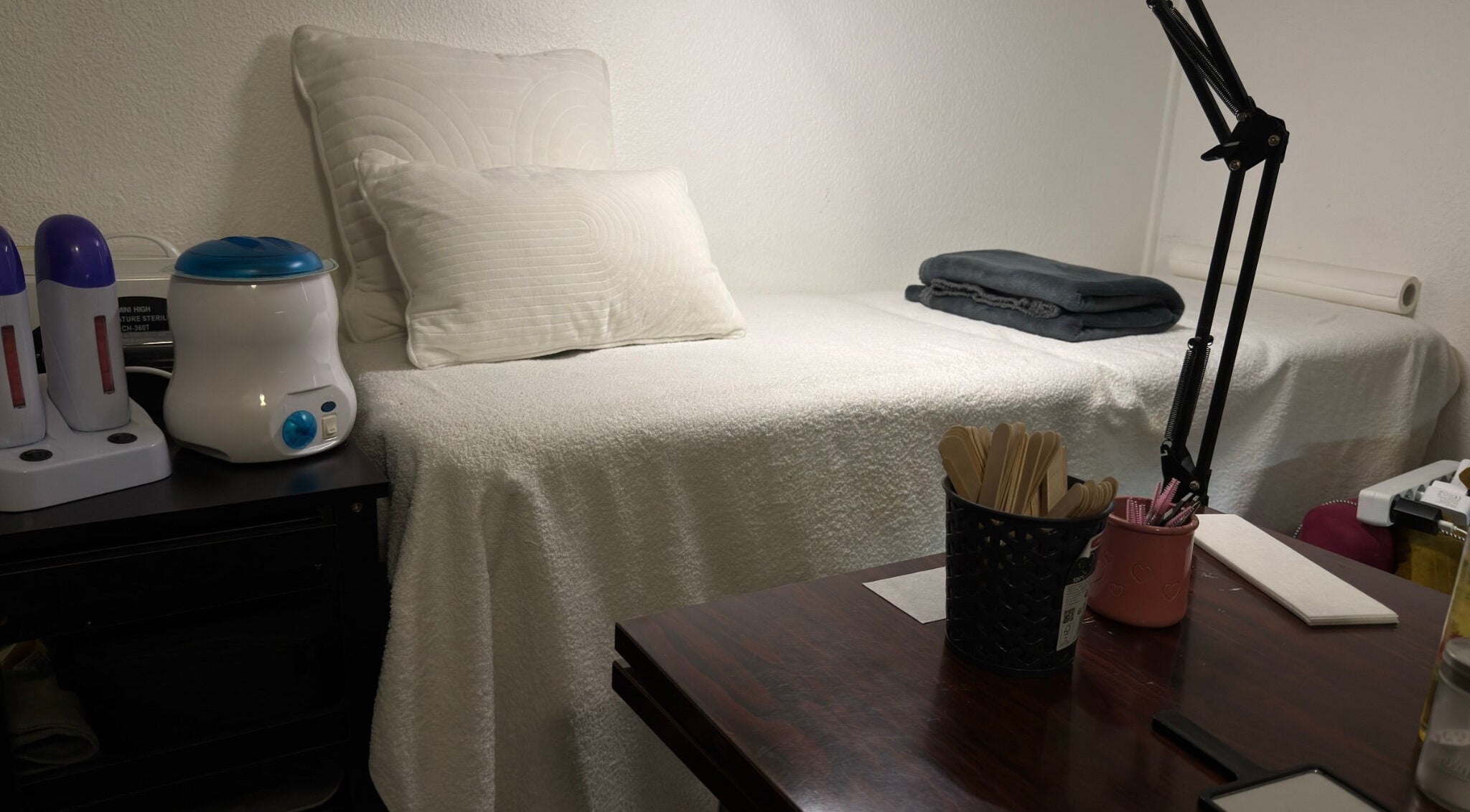 Salle de soins tranquille chez By juu à Mareuil-lès-meaux, Île-de-france, FR avec lit et équipements.