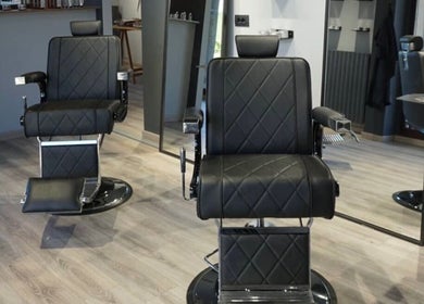 Poltrone eleganti di Blend Barber Studio, Morazzone, Lombardia, IT.