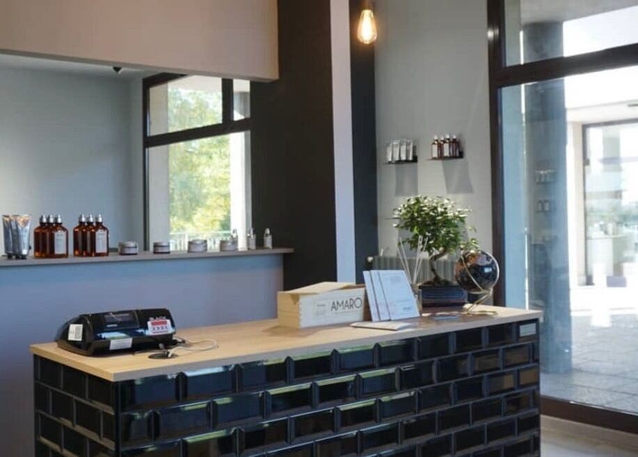 Reception moderna di Blend Barber Studio a Morazzone, Lombardia, IT, con arredi eleganti e dettagli raffinati.